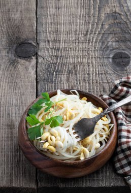 Köy masasında ahşap kasede salamura edilmiş mung fasulyesi. 