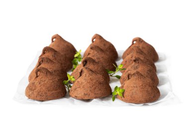 Beyaz üzerine kakao tozu serpilmiş ev yapımı çikolatalı trüf. 