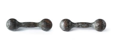 Bir çift eski tarz ağır, sabit ağırlık, beyaz arka planda izole edilmiş demir halterler. 