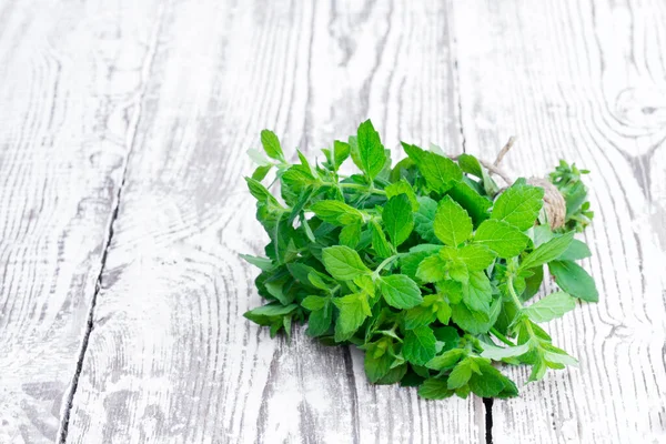 Manojo Menta Fresca Sobre Mesa Madera Blanca — Foto de Stock