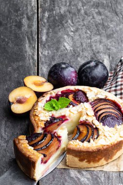 Kırsal masada ev yapımı erikli turta. 