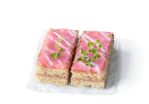 Snijwonden Van Spons Cake Met Roze Ganache Geïsoleerd Wit — Stockfoto