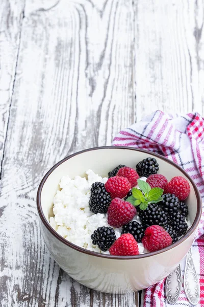 Cottage Cheese Fresh Raspberry Blackberry Ceramic Bowl White Wooden Table — Stock Photo, Image