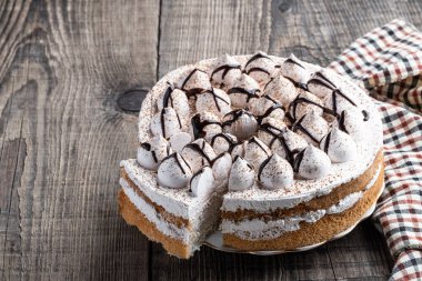 Tahta masada küçük bir kremayla süslenmiş sünger pastası. 