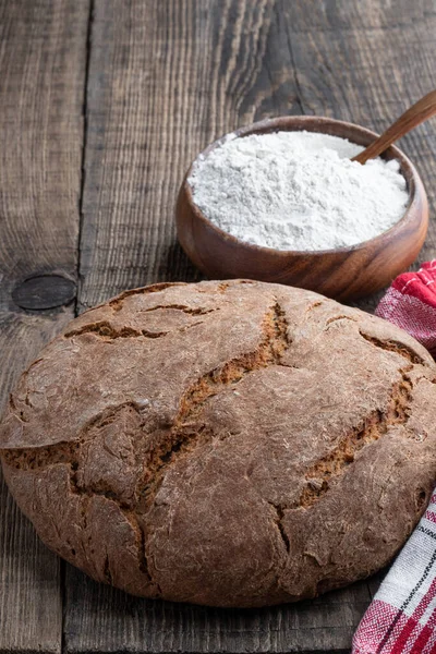 Domácí Žitný Chléb Venkovském Pozadí — Stock fotografie