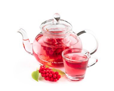 Schisandra çayı, beyazı izole edilmiş cam çaydanlıkta. 