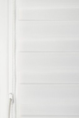 PVC penceresinde beyaz silindir ve gece panjurları 
