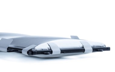 Beyaz zemin üzerinde izole edilmiş, arızalı lityum pil. 