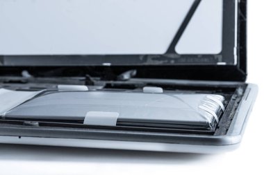 Patlayan lityum bataryası tarafından yok edilen tablet beyaza izole edildi. 