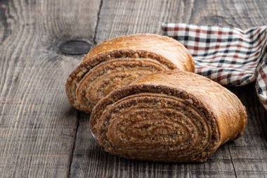 Tahta masada fındıklı ve şekerli kurabiye. 