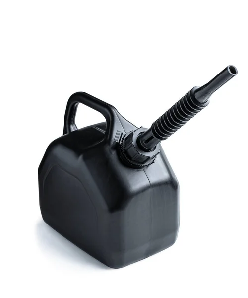 黒のプラスチック燃料缶は白に隔離されたガソリンのための柔軟な排出口を注ぎ — ストック写真