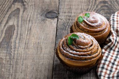 Ahşap masada haşhaş tohumlu çörekler 