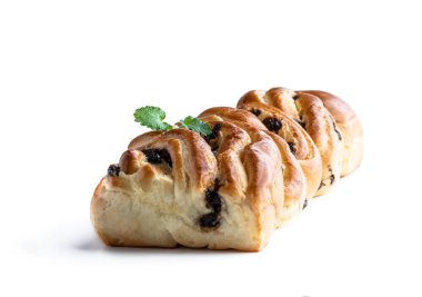 Çikolata parçalı brioche somunu beyaz üzerine izole edilmiş. 