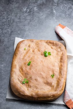 Gri taşlı arka planda lahana ve yumurtalı ev yapımı turta. 