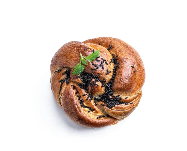 Brötchen Mit Schokoladenstücken Isoliert Auf Weiß — Stockfoto