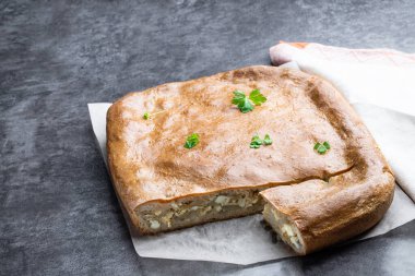 Gri taşlı arka planda lahana ve yumurtalı ev yapımı turta. 