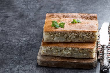 Gri taşlı arka planda lahana ve yumurtalı ev yapımı turta. 