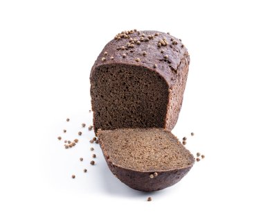 Beyaz üzerinde kişniş tohumları olan ev yapımı koyu çavdar ekmeği. 