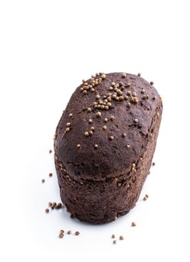 Beyaz üzerinde kişniş tohumları olan ev yapımı koyu çavdar ekmeği. 