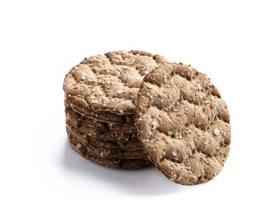 Beyaz üzerine izole edilmiş tam tahıllı çavdar ekmeği. 