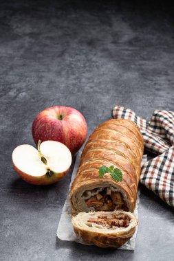 Gri taşlı arka planda ev yapımı geleneksel elmalı turta. 