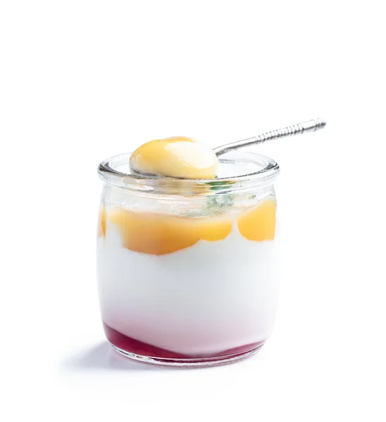 Yogurt Bianco Cremoso Con Purea Fruttata Gialla Vasetto Isolato Bianco — Foto Stock