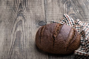 Rustik ahşap masada ev yapımı koyu çavdar ekmeği. 