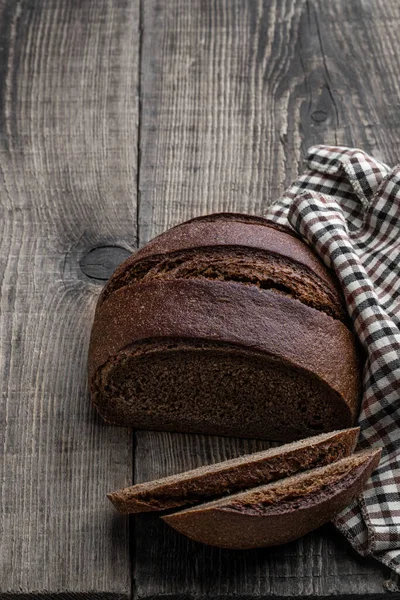 Domácí Tmavý Žitný Chléb Venkovském Dřevěném Stole — Stock fotografie