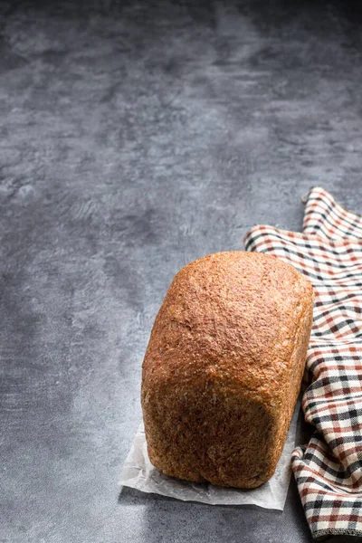 灰色の石の背景に自家製全粒パン — ストック写真