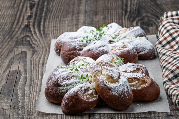 Vers Gebakken Madeliefjes Broodje Rustieke Houten Tafel — Stockfoto