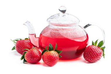 Çilekli çay demliği ve beyaz üzerine izole edilmiş taze böğürtlen. 