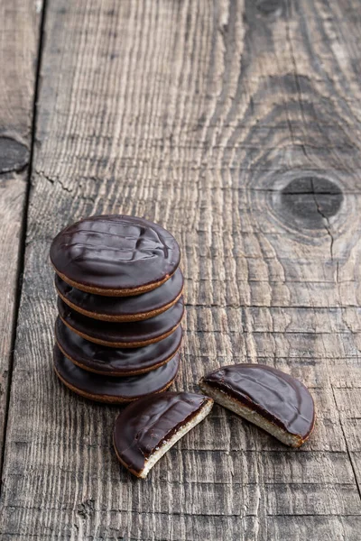 Jaffa Dort Sušenky Pokryté Tmavou Čokoládou Plněné Marmeládou Dřevěném Stole — Stock fotografie