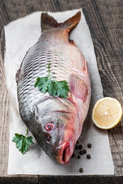 Tahta masada sazan balığı var. 