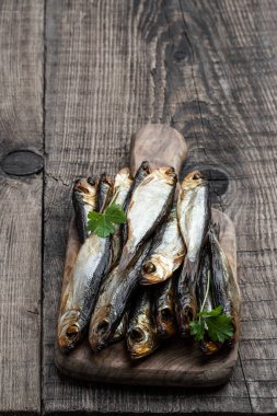 Tahtada tütsülenmiş baltık ringası. 