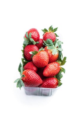 Çilek ambalajı beyaza izole edildi 