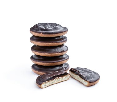 Siyah çikolatayla kaplı Jaffa keki kurabiyeleri ve beyaz üzerine izole edilmiş marmelatla dolu. 