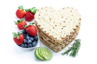 Ev yapımı kalp şeklinde pasta beyaza izole edilmiş. Dekorasyona hazır 