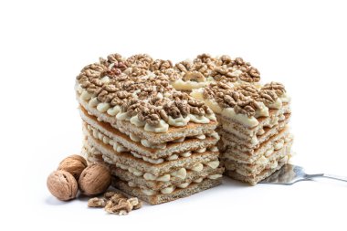 Ev yapımı kalp şeklinde katmanlı kek. Beyazın üzerinde ceviz ile süslenmiş. 