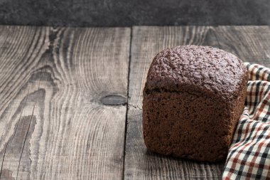 Tahta masada ev yapımı çavdar ekmeği. 