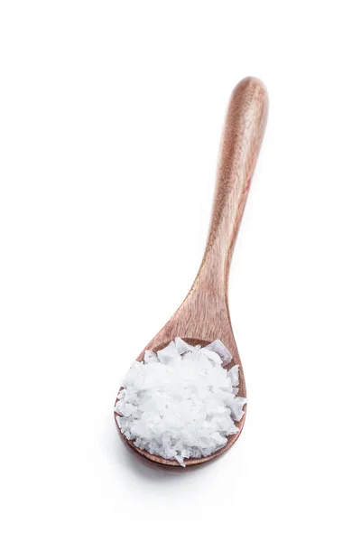 Καθαρό Φυσικό Θαλασσινό Αλάτι Κρύσταλλο Ξύλινη Κουτάλα Απομονώνονται Λευκό — Φωτογραφία Αρχείου