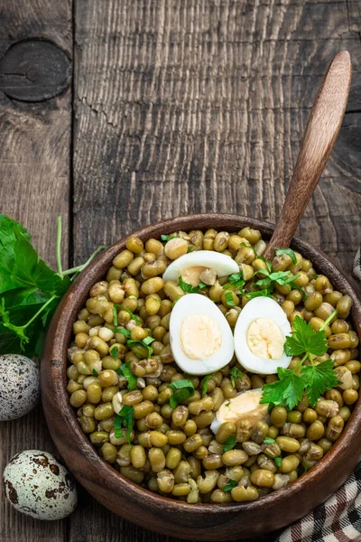 Salada Feijão Mung Com Ovos Codorna Azeite Tigela Madeira — Fotografia de Stock