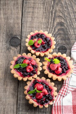 Tahta masada lezzetli meyveli turtalar. 