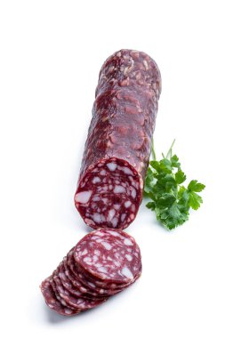 Beyaz arka plan üzerinde izole dilimlenmiş salam 