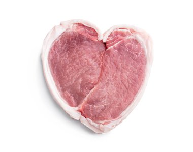 Kalp şeklinde çiğ domuz dilimleri beyaz üzerine izole edilmiş. 