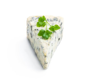 Mavi peynir beyaz arkaplanda izole edilmiş 