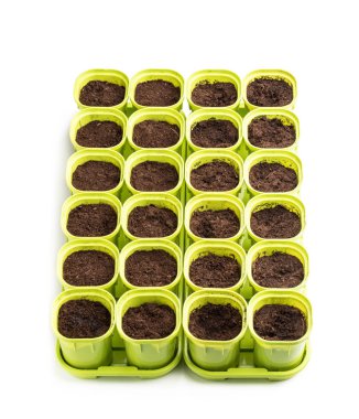 Plastik tencereler ve beyaz topraklar. 