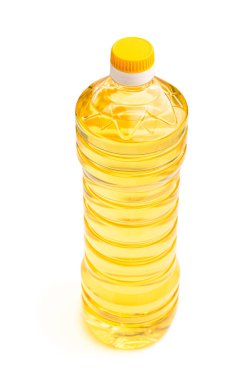 Beyaza izole edilmiş plastik şişede pişirme yağı. 