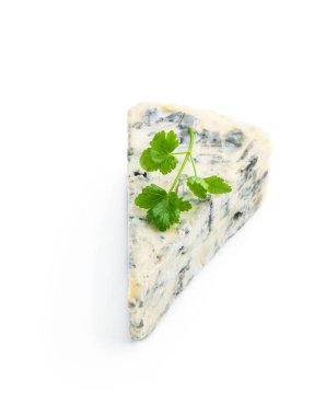 Mavi peynir beyaz arkaplanda izole edilmiş 