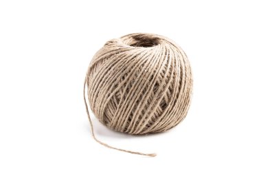 Sarılmış kenevir sicimi beyazda izole edilmiş. 