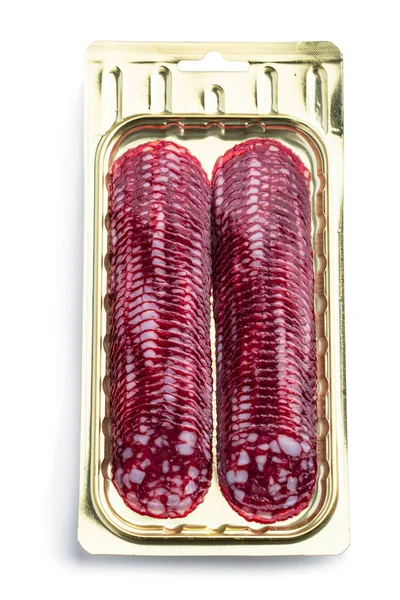 Beyaz üzerine izole edilmiş plastik pakette sosis dilimleri. 